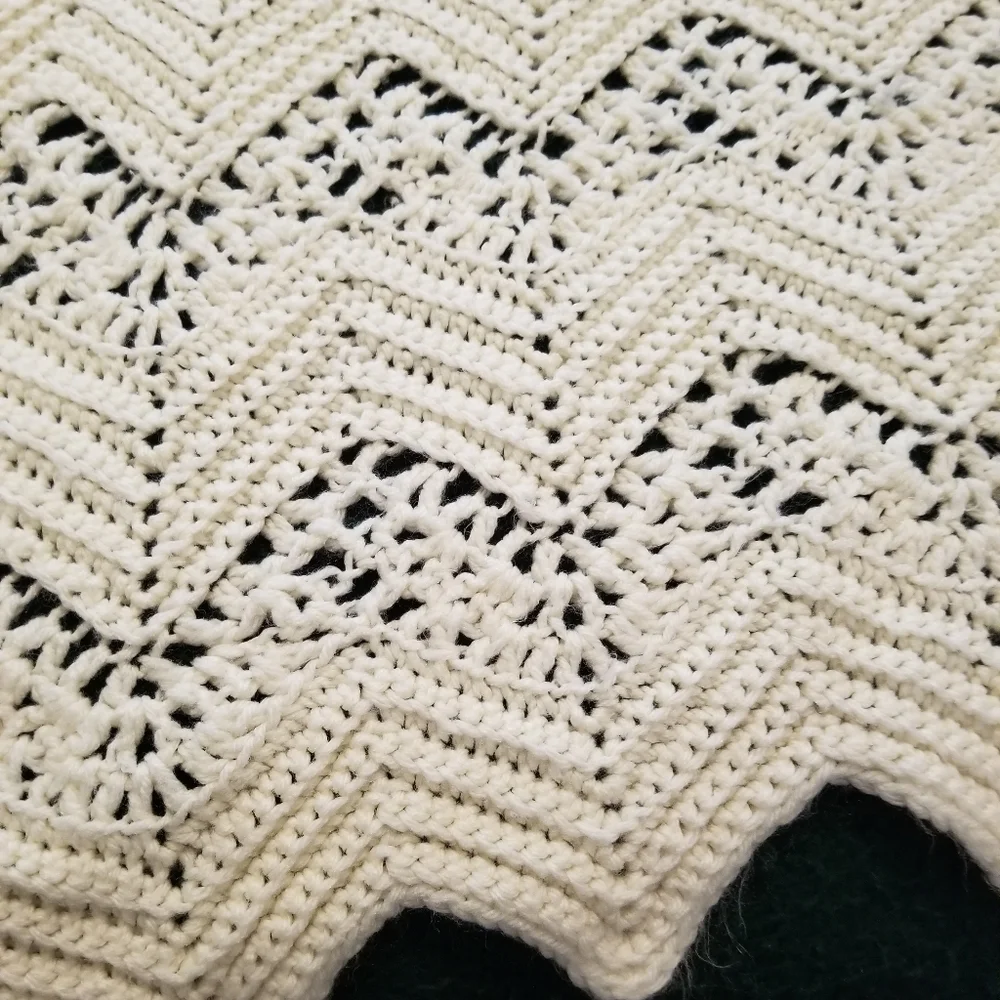 Off white crochet blanket 47 x 70 - Picture 2 of 3